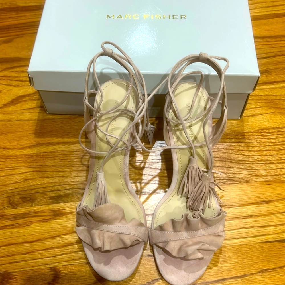 Marc Fisher. Light pink suede size 9.5. 3.5 inches heel.